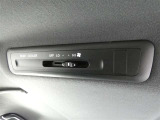 後部座席用にリヤクーラーが装備されています。暑い夏でも涼しい風で快適な空間が広がります。