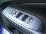 ドアミラーはドアの施錠で自動格納致します。運転席オート機能付き全席パワーウィンドウとなっております。