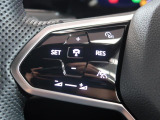 ◆クルーズコントロールにレーダーセンサーを組み合わせ、先行車を測定し設定されたスピードを上限に自動で加減速を行います。一定の車間距離を維持することで、長距離走行でのドライバーの疲労を低減させます。