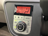 【オートエアコン】一度お好みの温度に設定すれば、車内の温度を検知し風量や温度を自動で調整。暑い&hellip;寒い&hellip;と何度もスイッチ操作をする必要はありません。快適な車内空間には必須の機能ですね♪