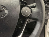 ステアリングスイッチ付きで、運転中に視線を前に向けたまま操作できます。