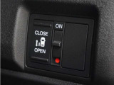 ◆片側電動スライドドア◆狭い駐車場でも乗り降りが楽々♪お子様が隣の車にドアを当ててしまう心配もございません!小さなお子様連れの方もこれで安心。
