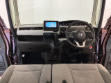 【前方視界】開放的な前方視界!運転がしやすく疲れにくいです♪窓が大きく、見通しがとっても良いおクルマですよ♪