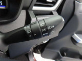 スイッチをオートに設定しておけば、車外の明るさに応じて自動的にヘッドランプを点灯・消灯します。夕暮れ時やトンネルの続く山道などを走行する時に便利なコンライトを装備しています。
