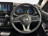 インテリアに合わせたデザインのステアリングは、運転される方のことも考え、運転しやすい形状、大きさです。是非一度、実際に触ってお確かめください。
