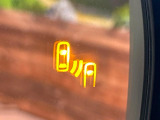 【ブラインドスポットモニター】走行中、ドアミラーの死角になりやすい箇所に後続車が接近するとサイドミラーのレンズに警告を表示!ドライバーに注意喚起をしてくれます。