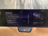 カメラが車線を認識してはみ出しそうになるとステアリングアシストが介入するレーン・キープ・アシストシステムを装備しております。お好みで作動・非作動の設定も可能です。