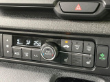 【オートエアコン】一度お好みの温度に設定すれば、車内の温度を検知し風量や温度を自動で調整。暑い&hellip;寒い&hellip;と何度もスイッチ操作をする必要はありません。快適な車内空間には必須の機能ですね♪