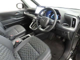 シンプルで使いやすいデザインの運転席です。