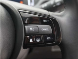 ◆アダプティブクルーズコントロール◆予め設定した車速内でクルマが自動的に加減速。前走車との適切な車間距離を維持しながら追従走行します。【LKAS】車線維持支援システムでステアリング操作を支援。