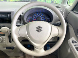 インテリアに合わせたデザインのステアリングは、運転される方のことも考え、運転しやすい形状、大きさです。是非一度、実際に触ってお確かめください。