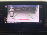 ギアをリバースに入れると車両後方の映像を映し出します。画面にはガイドラインが表示され、車庫入れや縦列駐車などの際に安全確認をサポートします。