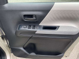 パワーウィンドウとなっています。運転席はオートになっているのでワンタッチ開閉することが出来ます。