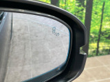【ブラインドスポットインフォメーション】走行中、ドアミラーの死角になりやすい箇所に後続車が接近するとサイドミラー付近に警告を表示、ドライバーに注意喚起をしてくれます。