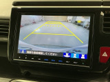 リバースギアに入れるだけで後方の表示へ切り替わります。夜間や雨の日の駐車も楽になりますよ。