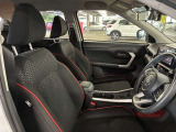 運転席の画像です。足元やシートまわりに余裕があり、リラックスした姿勢で運転が可能です。視界も良好で操作系へのアクセスもしやすく、快適で安心感のあるドライブをサポートします。