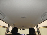 【広々とした天井回り】頭上空間が広く確保されており、長時間の運転やお買い物帰りの休憩中も圧迫感なくリラックスして過ごせるゆとりのある室内空間です。
