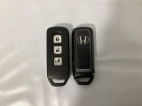 スマートキー付きですからドアロックの開閉およびエンジンスタートが楽々です。電動スライドドアの開け閉めもボタンで操作できます。スペアキーも同じものを用意しております。