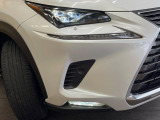 【角型三眼LEDヘッドライト】スタイリッシュな見た目の三眼LEDヘッドライトを装備♪スタイルだけでなく、夜間の走行も視界良好で安心してお乗りいただけます。