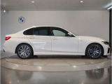 【BMWの伝統-3】BMWのお車は、&ldquo;駆け抜ける歓び&rdquo;を体現しております。走行の安定性とコーナリングの良さを追求し、思い通りにハンドルの操作可能です。