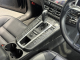 弊社2階のショールームにて約14台の車両を展示しております。色とりどりのポルシェと共にご来場お待ちしております。