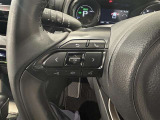 ステアリングスイッチ付きで、運転中に視線を前に向けたまま操作できます。
