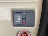 左側電動スライドドアは運転席からでも操作ができるように、ハンドル付近に開閉の操作スイッチが付いています。