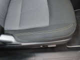 運転席の状態が出る場所ですが、ご覧の通りにキレイな状態ですよ。シートリフターの調整幅も大きいので、ポジションにお悩みの方はぜひ一度お座りになってくださいね。