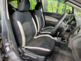 運転席まわりには十分なスペースがあり、大柄な方でもゆったり運転していただける環境です。