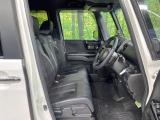 運転席まわりには十分なスペースがあり、大柄な方でもゆったり運転していただける環境です。