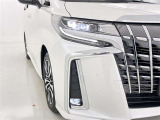 フォグランプ装着車です。暗い夜道の車両前方を明るく照らします