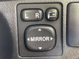 【電動格納ミラー】サイドミラーは電動格納式となっており、狭い駐車場でもキズがつくリスクを抑えられます。