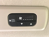 【リアオートエアコン】広い後部座席には必須の機能!風量や温度を自動で調整し前席と同様な車内環境にしてくれるリアオートエアコンを装備。夏の暑さも冬の寒さもストレスなく快適にお過ごしいただけます♪
