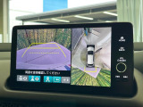 【マルチビューカメラシステム】専用のカメラにより、上から見下ろしたような視点で360度クルマの周囲を確認することができます☆死角部分も確認しやすく、狭い場所での切り返しや駐車もスムーズに行えます。