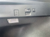 デッキサイドには100V1500Wのコンセントとお買い物フックが付いてます。