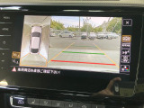 ギアをリバースに入れると車両後方の映像を映し出します。画面にはガイドラインが表示され、車庫入れや縦列駐車などの際に安全確認をサポートします。
