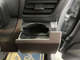 運転席と助手席には、回転式のインパネカップホルダーが装備されています。