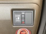 左側電動スライドドアは運転席からでも操作ができるように、ハンドル付近に開閉の操作スイッチが付いています。