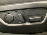 運転席にはパワーシートを装備!シート位置を記憶するメモリー機能付きなのでご夫婦で2名分セットすると便利です♪