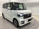 180cm近い車高と、センターレイアウト燃料タンクの低床フロアで、軽自動車とは思えない車内空間を実現しています。