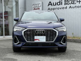 シングルフレームグリルはAudiの象徴的なデザイン要素であり、一目でAudiとわかるスタイル、大きくて迫力のある形状が車のスポーティな印象を強調しており、魅力的なデザインとなっています。