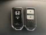 スマートキーを装備しています。鍵を差し込むことなくドアロックの開け閉めと、スタートボタン操作でのエンジンスタートができます。スペアキーも同じものを用意しております。