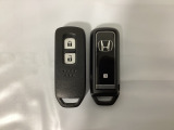 スマートキーを装備しています。鍵を差し込むことなくドアロックの開け閉めと、スタートボタン操作でのエンジンスタートができます。スペアキーも同じものを用意しております。