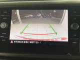 ギアをリバースに入れると車両後方の映像を映し出します。画面にはガイドラインが表示され、車庫入れや縦列駐車などの際に安全確認をサポートします。