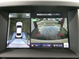 ギアを『R』に入れるとナビ画面に、まるで雲の上から覗いているような映像が映り、駐車をサポートしてくれます。
