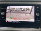 ギアをリバースに入れると車両後方の映像を映し出します。画面にはガイドラインが表示され、車庫入れや縦列駐車などの際に安全確認をサポートします。