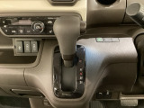 CVT車のセレクトレバーです。低速から高速まで、変速ショックのないスムーズな走りを実現するとともに、エンジン効率のよい領域を維持することで燃費にも貢献します。