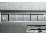 スマートキーや運転席のボタンを押すだけでリアゲートが自動で開閉します!荷物を持っている時や、高い位置にあるバックドアを閉める際に便利な機能です