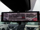 【日産のスマート・ルームミラーは内蔵モニターで後方の状況をクリアな画像で確認でき、通常のルームミラーに切り替えて後席の様子を確認することもできます。