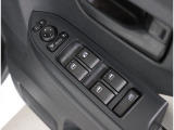 運転席ドア内側には、パワーウィンドースイッチが集約され、ドアミラーの調整スイッチも装備されております!1か所で簡単に窓ガラスやドアミラーの鏡の調整操作が可能です!